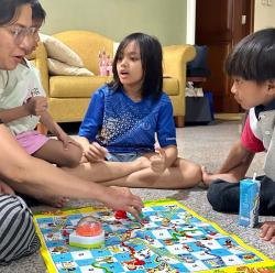 Libur Akhir Pekan, Sri Mulyani Habiskan Waktu Bermain Ular Tangga dengan Cucu  