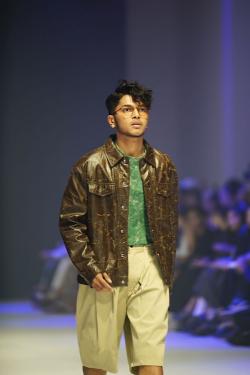Mark Natama Ramaikan Runway Jakarta Fashion Week 2024
