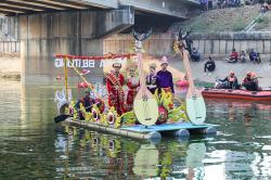 Adu Kreativitas Rakit Hias di Banjir Kanal Timur