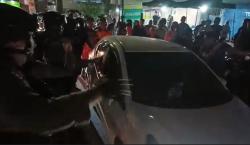 Kecelakaan di Makassar, Minibus Tabrak Pengendara Motor hingga Kaki Nyaris Putus <