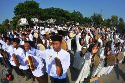 Ribuan Penabuh Rebana Sambil Berjalan Meriahkan Pawai Kauman Alquran di Semarang