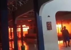 Gedung SMP 8 Makassar Terbakar, Warga Panik Berhamburan Keluar Rumah