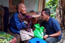 Keren, Pengusaha Muda Jambi Bagikan Sembako untuk Janda Tak Mampu di Hari Sumpah Pemuda<