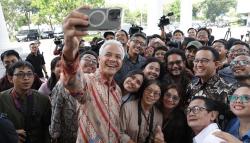 Momen Ganjar dan Anies Akrab Usai Bertemu dengan Presiden Jokowi<