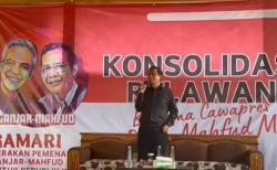 Mahfud MD Dihadiahi Keris oleh Relawan: Simbol Perjuangan demi Kemajuan Bangsa