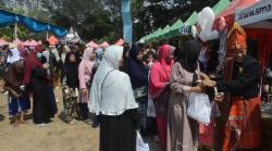 Harga Beras Mahal, Ratusan Warga Cilacap Serbu Pembagian Paket Sembako Gratis<