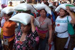 Potret Warga Gianyar Dapat Bantuan 10 Kg Beras dan Sembako