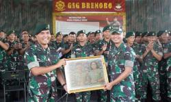  Danbrigif 6/TSB/2 Kostrad Berikan Jam Komandan ke Seluruh Prajurit Bremoro, Ini Harapannya<