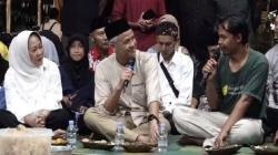 Momen Ganjar Makan Malam Bareng Warga Purbalingga, Disuguhi Lele, Tempe, Timun dan Kacang Panjang