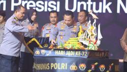 Kapolri Beri 2 Hadiah ke Divisi Humas Polri di HUT ke-72