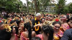 Tiba di Bali, Ganjar Pranowo Disambut Ratusan Penari<