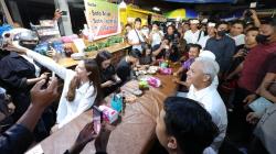 Warga Bali Berebut Selfie, Sambut Antusias Ganjar Pranowo di Pasar Malam Badung<