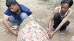 Kecewa, Warga Hadiahi Bupati Karawang dengan Keranda saat Pesta Perpisahan<
