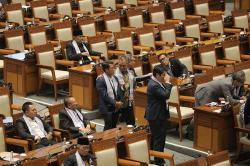 Ketika Para Anggota DPR Ramai-Ramai Pakai Syal Palestina