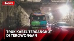Heboh, Truk Bawa Kabel Nyangkut di Terowongan Lebak Bulus