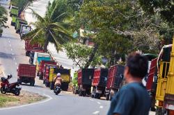 Antrean Panjang Truk Isi BBM Solar Subsidi di Bengkulu