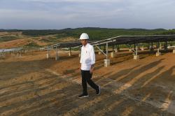 Presiden Jokowi Cek PLTS Penyuplai Energi untuk IKN