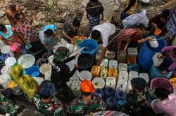 TNI AU Kirim Bantuan 10 Ribu Liter Air Bersih untuk Warga Takalar