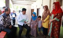  Menteri ATR Bagikan Sertifikat Tanah PTSL Door to Door ke Warga Jatingaleh Semarang