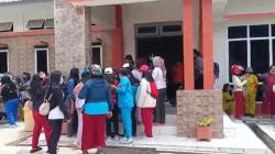 Ratusan Nakes dari Berbagai Puskesmas dan RS Serbu Kantor Bupati Mamasa<