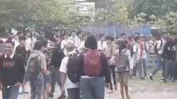 Viral Siswa SMA di Makassar Duel di Lapangan, Bak Tarung Bebas Ditonton Pelajar Lain