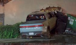 Tabrak Dinding Restoran, Artis Hollywood Ini Kecelakaan Pakai Mobil Listrik<