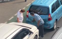 Viral Mobil Tabrak Taksi hingga Penyok, Dikira Ribut Endingnya Bikin Adem