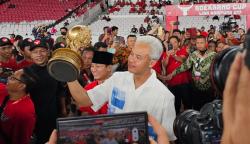 Ganjar Berikan Piala Soekarno Cup ke Tim Bali: Kita Harap Hasilkan Atlet yang Hebat