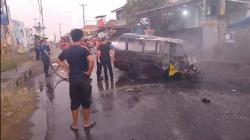 Kecelakaan di Lampung Utara, Angkot Tabrak Pagar Rumah lalu Terbakar Hebat<