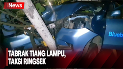 Taksi  Tabrak Tiang Lampu Jalan di Flyover Kebun Jeruk, Sopir Diduga Mengantuk