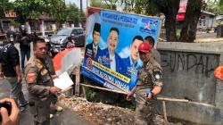 Satpol PP Indramayu Tertibkan Puluhan Spanduk dan Baliho Politik yang Langgar Perda<