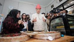 Momen Ganjar Bersama Pelaku UMKM Buat Kue Lapis Khas Palembang