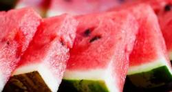 Selain Enak Dibuat Jus, Ternyata Semangka Punya Manfaat Penting untuk Sendi dan Kulit