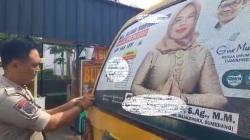 Bawaslu Majalengka Tertibkan APK, Copot Poster Caleg di Angkot