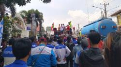 Tuntut Kenaikan Upah 15 Persen, Buruh Blokade Jalan Raya Padalarang KBB<