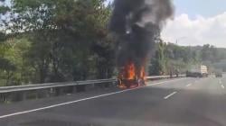 Diduga Korsleting Listrik, Grand Livina Terbakar Hebat di Tol Cipularang<