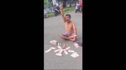 Viral Pria Telanjang Dada Pamer Uang Ratusan Juta Rupiah di Tengah Jalan 