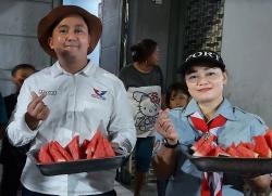 Bela Palestina, Caleg Perindo Adi Cesario Bagikan Semangka dan Galang Dana di Rungkut Kidul 