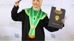 Hebat! Anak Buruh Pabrik Lulus Berprestasi dengan IPK 3,93