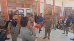 Satpol PP Mamasa Segel Kantor Keuangan Daerah, Demo Gaji Belum Dibayar<