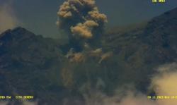 Gunung Semeru Kembali Erupsi, Luncurkan Awan Panas Guguran hingga 1.000 Meter<