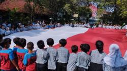 Demam Piala Dunia U-17 di Solo, Ratusan Siswa SD Kibarkan Bendera 24 Negara Peserta