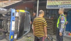 Kecelakaan di Kendal, Minibus Terguling Nyaris Tabrak Ruko Pasar Sidorejo Brangsong<