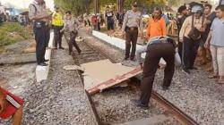 Asyik Main HP saat Menyeberang Rel, Pejalan Kaki di Sidoarjo Tewas Tersambar Kereta
