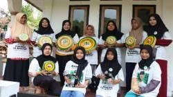 Santri Dukung Ganjar dan Warga Pameungpeuk Garut Gotong Royong Renovasi Masjid<