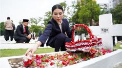 Momen Wamenparekraf Angela Tanoesoedibjo Tabur Bunga di TMP Kusuma Bangsa Surabaya<