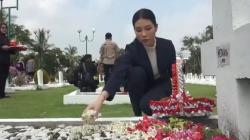Peringati Hari Pahlawan, Wamenparekraf Angela Bareng Wali Kota Surabaya Tabur Bunga di Makam Pahlawan<