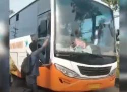 Kecelakaan di Bojonegoro, Bus AKDP Nyaris Diamuk Warga usai Seruduk Pekerja Proyek