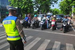 Pengendara Berhenti Selama 1 Menit, Mengheningkan Cipta Mengenang Jasa Pahlawan