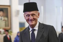 Potret Wasit Galak dan Tegas Pierluigi Collina Pakai Peci di Istana Negara